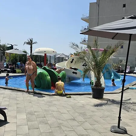 Pool & - Langa Plaja