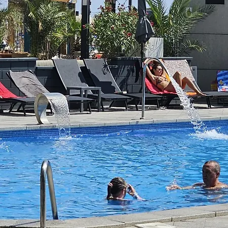 Pool & - Langa Plaja *