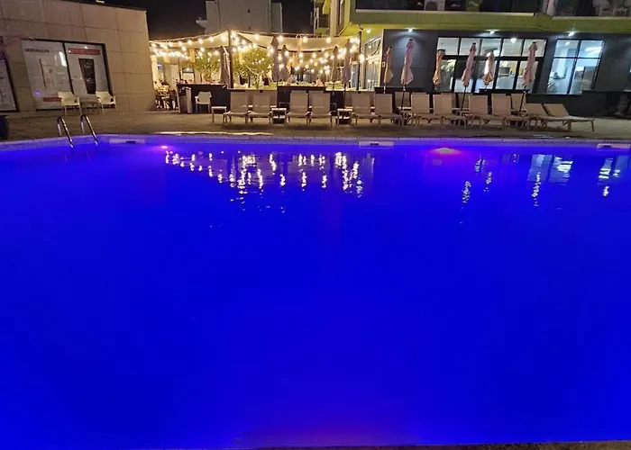 Pool & - Langa Plaja *