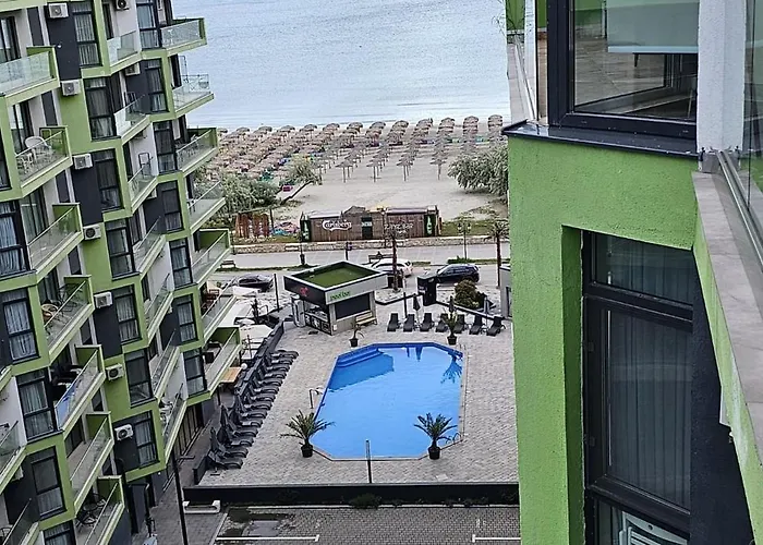 Pool & - Langa Plaja