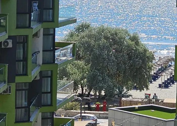 Pool & - Langa Plaja