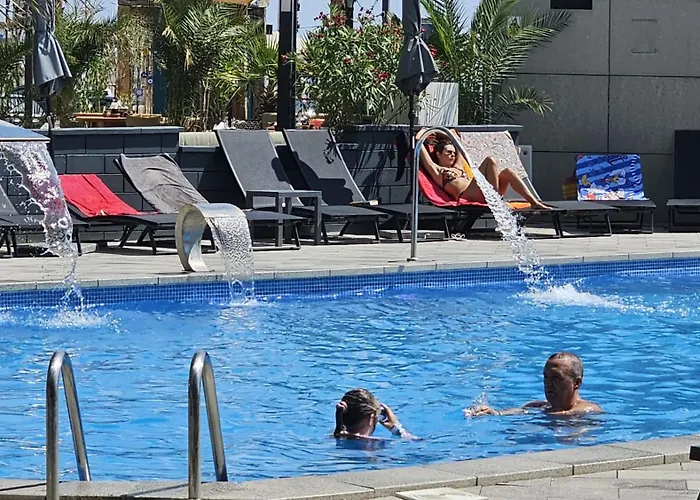 Pool & - Langa Plaja *