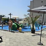 Pool & - Langa Plaja