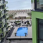 Pool & - Langa Plaja