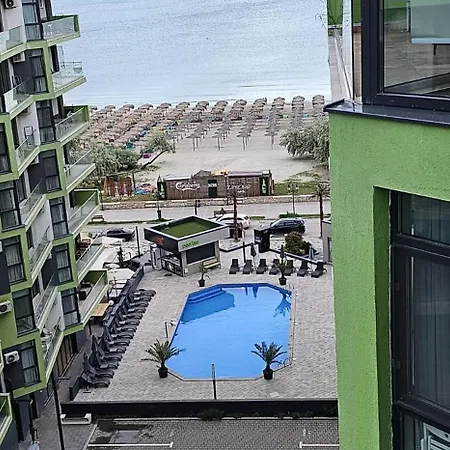 Pool & - Langa Plaja